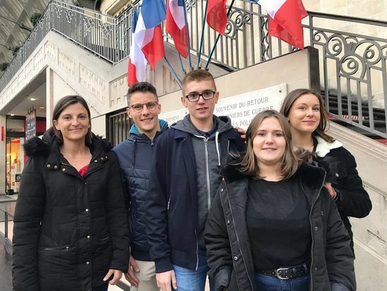 Virginie Guet, professeur d’histoire au lycée Charles-Péguy, accompagne Martin Cauet, Julien Leroy, Héléna Agard et Jeanne Brelet, élèves en 1re Bac-pro vente (Crédit photo : Ouest France)