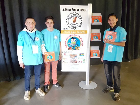 Les jeunes de Montreuil-Bellay devant leur stand au forum. (Crédit photo : jfc)