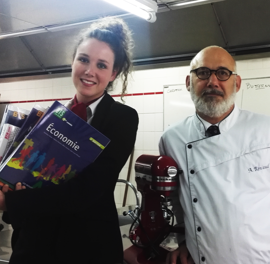 Elisa et son professeur de cuisine, Alain Renaud (Crédit photo : Lycée Sainte-Thérèse)