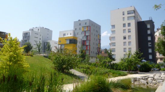 Œuvrer pour l'environnement par la construction d'écoquartiers (ici celui de Bonne, à Grenoble). (Crédit photo : wikipedia commons)