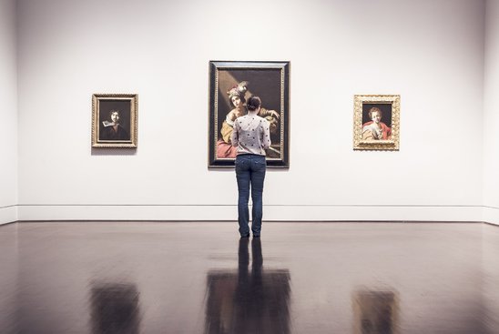 Un visiteur dans un musée (Crédit photo : Ryan McGuire)