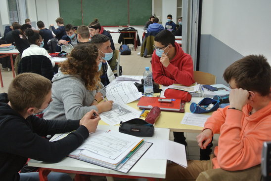 La classe de Bac Pro durant la mise en commun des données collectées par sous-groupes. (Crédit photo : MFR Machecoul)