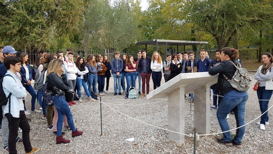 Visite du théâtre dans la vallée d'Epidaure et de la cité de Mycènes. On voyage dans le temps sous les paroles de la guide qui livre les aspects d’une brillante civilisation. (Crédit photo : Jean-Luc Oliveau)