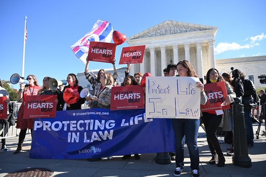 Des partisans de la loi texane devant la Cour suprême des Etats-Unis, à Washington, le 1er novembre 2021 (Crédit photo : AFP / MANDEL NGAN)