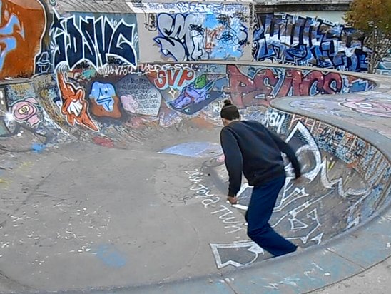 Skateur dans le bowl de Vincent Gâche (Crédit photo : Hermine de Parcevaux)