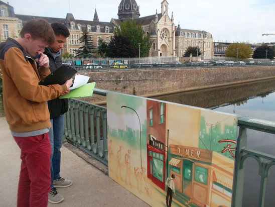 En admiration devant les planches BD de Daniella Volpari (Crédit photo : LP Curie)