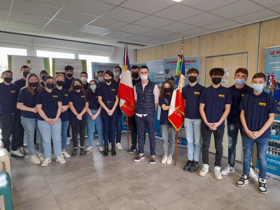 La classe de Troisième lors de la remise du drapeau. (Crédit photo : Soizic Harrault)