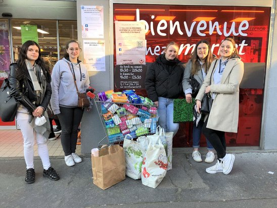 Les étudiantes démarchent des magasins. (Crédit photo : Gaëlle Martin)