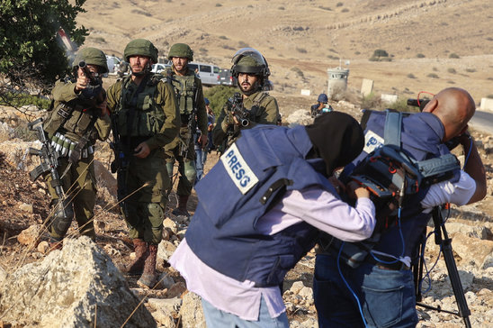 Des journalistes en reportage dans le nord de la Cisjordanie, ici devant des soldats israéliens (Crédit photo : AFP)