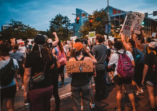 L’engagement des jeunes, au millieu d’une manifestation (Crédit photo : https://campus-innovation-lycees.fr/chapitre-5-comment-expliquer-lengagement-politique-dans-les-societes-democratiques/)