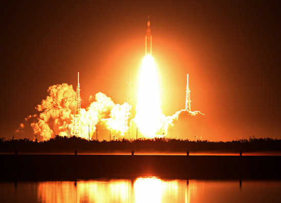 La fusée SLS de la Nasa lors de son décollage vers la Lune pour la mission Artémis 1, le 16 novembre 2022 (Crédit photo : AFP / Gregg Newton)