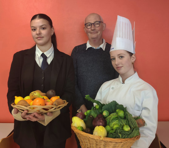 Callya (à gauche) et Margot (à droite) ont composé ces corbeilles de fruits et de légumes sur les conseils de leur professeur Jean-François Baux. (Crédit photo : Lycée Sainte-Thérèse)