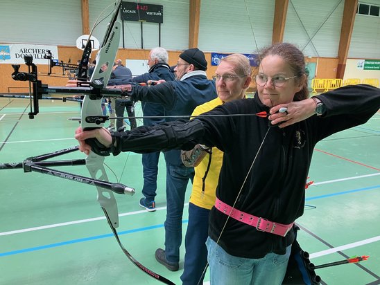 Danielle pratique le tir à l'arc avec les Archers donvillais qui accueillent des personnes handicapées dans le cadre du sport adapté. (Crédit photo : Ouest-France)