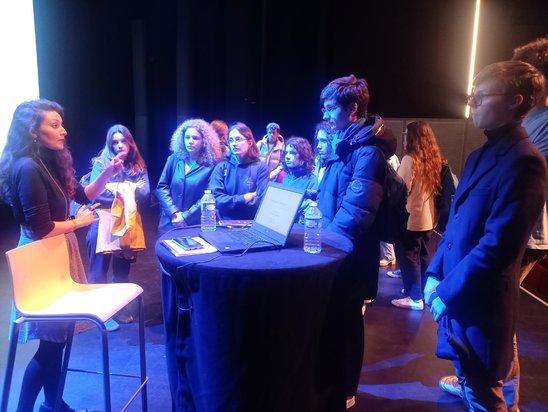 Temps de discussion provoqué par la conférence. (Crédit photo : Hélène Bidan)