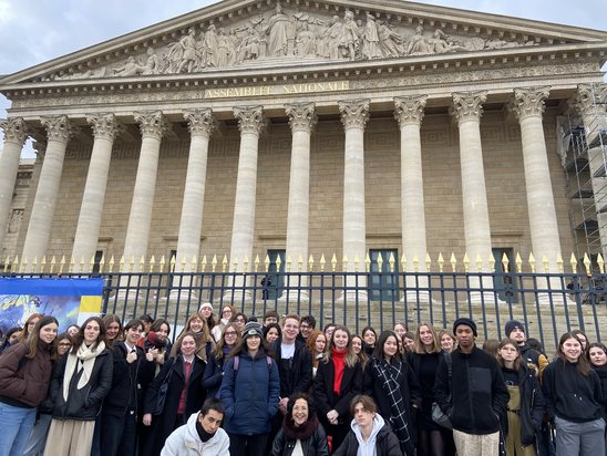 Le groupe devant le Palais Bourbon (Crédit photo : Fr Collet)