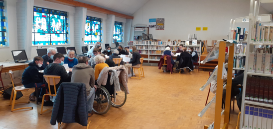 Premiers échanges entre résidents et élèves (Crédit photo : Lycée Kerustum)