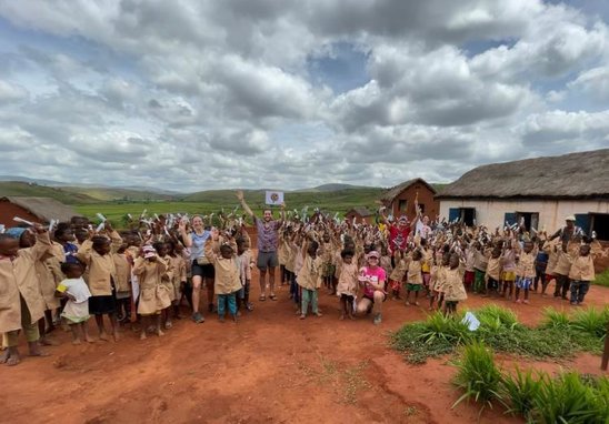 A Madagascar, des étudiants dentaires donnent des soins.  (Crédit photo : Association OUED)