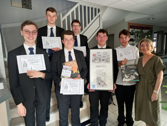 De gauche à droite : Noa, Matéo, Gabin, Sébastien, Erwan, Fabien et leur professeure Sandrine Lucas. (Crédit photo : Lycée Sainte-Thérèse)