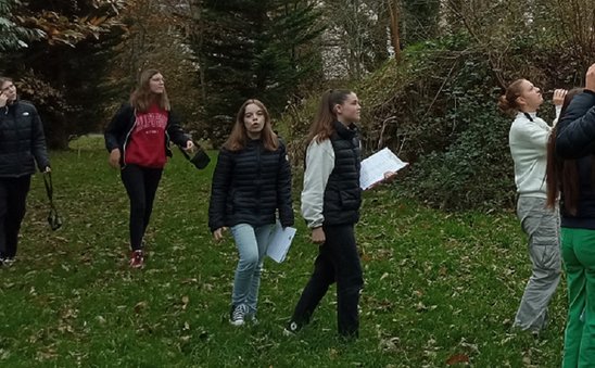 Les élèves entreprennent l'état des lieux de la biodiversité dans l'environnement du lycée (Crédit photo : Lycée Kerustum)