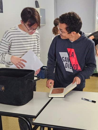 Les élèves en plein escape game. (Crédit photo : Lycée Sainte-Marie)