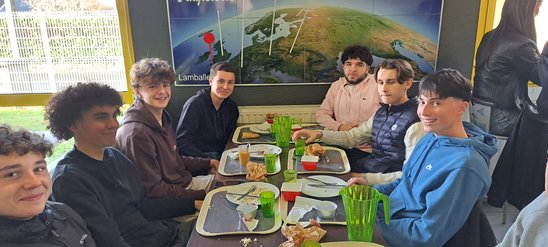 Un midi au Croq'Jo. Le repas était bon : les assiettes sont vides ! (Crédit photo : Ivan Moury)