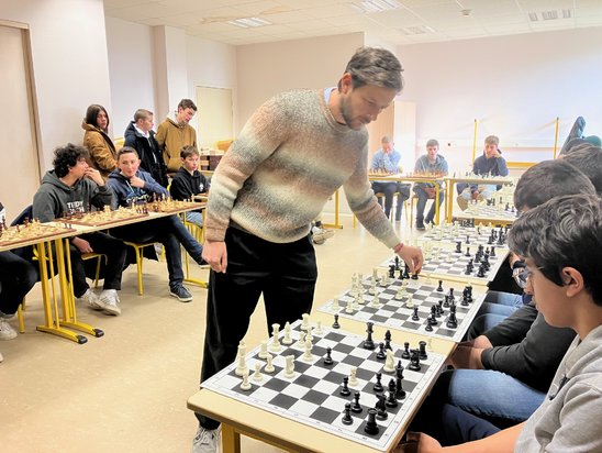 Le champion d'échec a défié simultanément plusieurs joueurs (Crédit photo : J.J. Rebours)