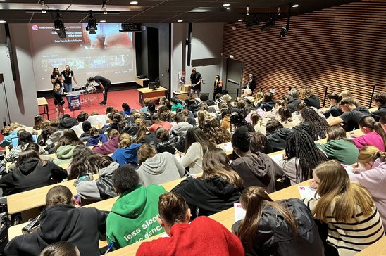 La dictée lue par des joueurs professionnels du REC Volley et un joueur de handball de Cesson-sévigné (Crédit photo : E.Hamady)