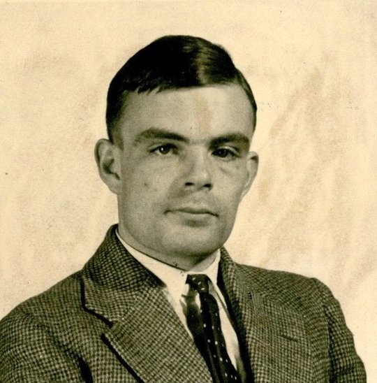 Alan Turing en 1936 (Crédit photo : Wikipedia)