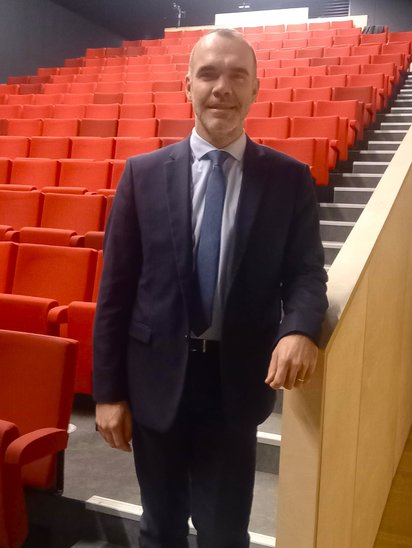 Mr. Loche dans le théâtre (Crédit photo : Arthur Vaillant)