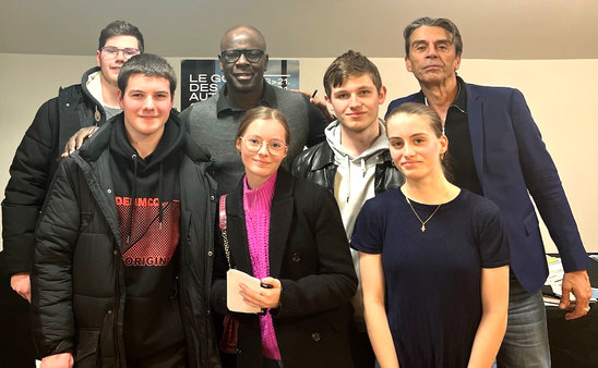 Lilian Thuram et Pascal Blanchard avec les élèves de Première G. (Crédit photo : DR)