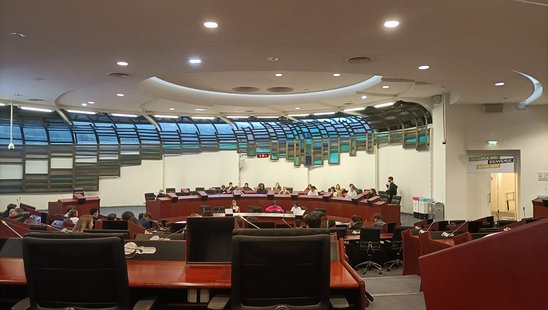 Les jeunes élus ont débattu sur l'inclusion numérique dans le même hémicycle que leurs aînés du Conseil Régional. (Crédit photo : Hortense Benoist)