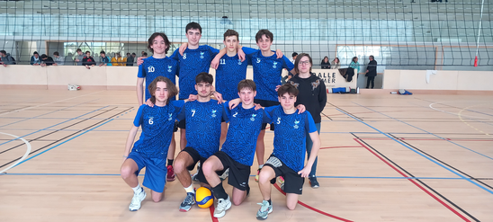 Mme Chantraine, en compagnie de l'équipe masculine de volley du lycée. (Crédit photo : David Cretu)