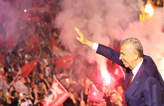 Le maire d'Ankara Mansur Yavas (CHP, Parti républicain du peuple), salue ses partisans après sa réélection, à Ankara le 31 mars 2024 (Crédit photo : AFP / Adem ALTAN)