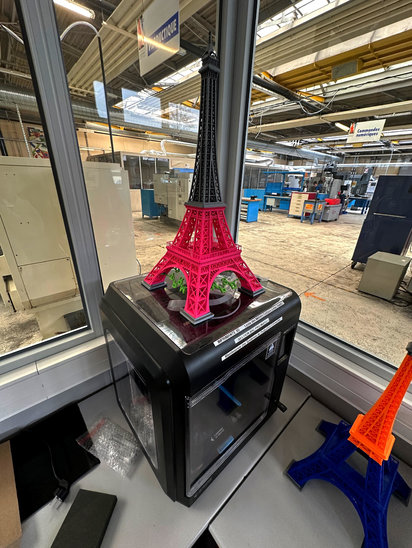 Tour Eiffel confectionnée dans le laboratoire 3D (Crédit photo : Jean-Pierre H.)