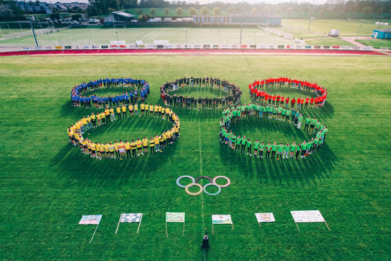 Les participants à la journée sportive des MFR forment le logo de l'olympisme humain (Crédit photo : François Parmentier visuals)