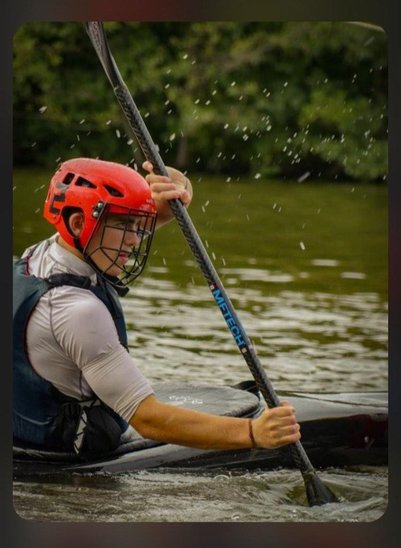 Eliaz lors d'un entrainement de kayak-polo (Crédit photo : Eliaz Busnel)