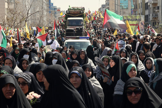 La procession funéraire a réuni des milliers de manifestants à Téhéran, le 5 avril 2024 (Crédit photo : AFP / ATTA KENARE)