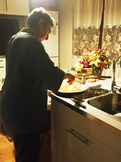Une maman qui cuisine pour sa famille, c'est un peu comme une magicienne. (Crédit photo : Allan Cornette)