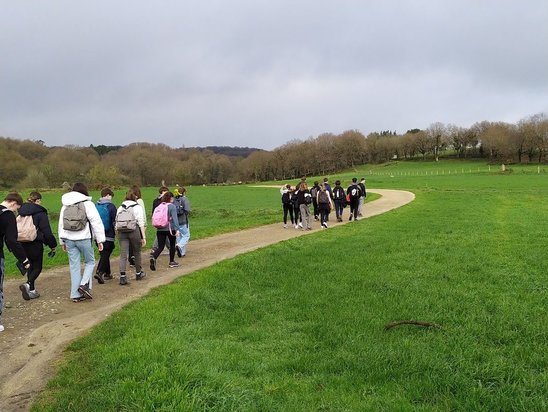 Les élèves de seconde en pleine randonnée sur le chemin de Saint-Jacques-de-Compostelle. (Crédit photo : Thomas Denis)