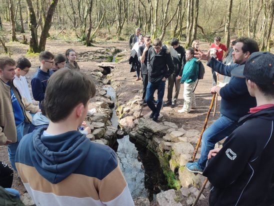 Les CAP, enchantés par le récit de Nicolas, le conteur de Brocéliande (à droite). (Crédit photo : Lycée Sainte-Thérèse)