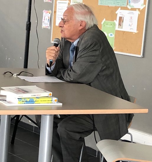 B.Badie répondant aux questions des élèves (Crédit photo : JL Villemin)