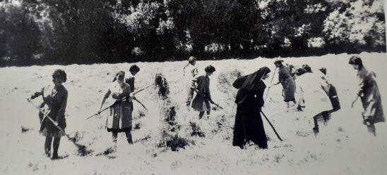 Années 60 : les sœurs enseignaient les travaux des champs aux jeunes filles (Crédit photo : Lycée Kerustum)