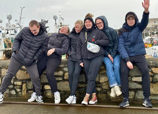Les élèves devant le port de Kilmore Quay (Crédit photo : JY Martin)