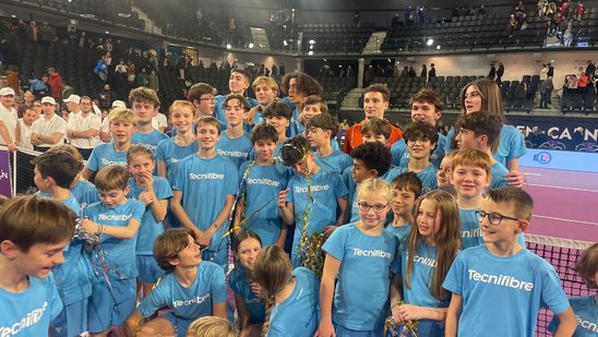 Les ramasseurs en compagnie d'Ugo Humbert après sa victoire. (Crédit photo : J.N.J.)