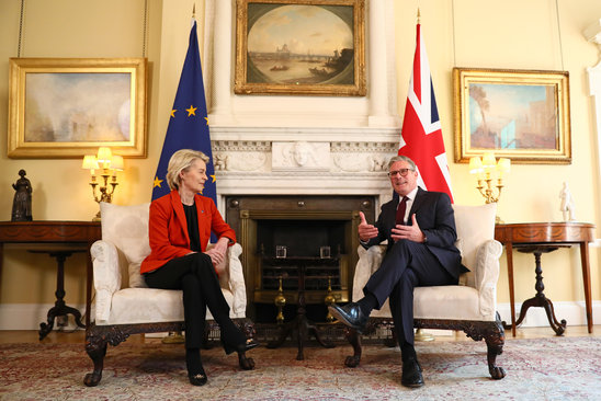 Le Premier ministre britannique Keir Starmer (à droite) et la présidente de la Commission européenne Ursula Von der Leyen, le 24 avril 2025 à Londres (Crédit photo : POOL/AFP/Archives / Alishia Abodunde)