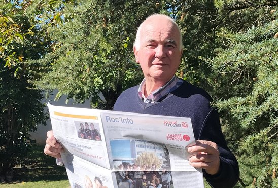 Alain Legoupil redécouvre le numéro 1 de Roc'Info, il y a 16 ans. Le titre de l'édito de Daniel Arnou, alors directeur, disait tout sur le rôle du journal dans le lycée: Renforcer le lien entre tous. (Crédit photo : Alain Legoupil)