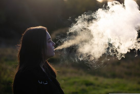 Avec le nouveau décret de juillet 2025, la question de la fumée et du vapotage revient au cœur du débat avec l’interdiction renforcée de la cigarette au lycée.(Crédit photo : Pixabay - tomkohhantsuk)