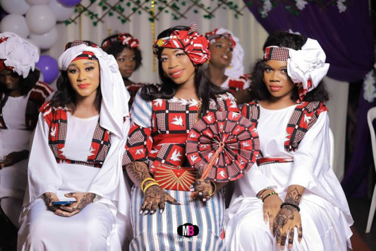 Les préparatifs incluent la mise en beauté et la pose de henné. (Crédit photo : Armande Ouarme)