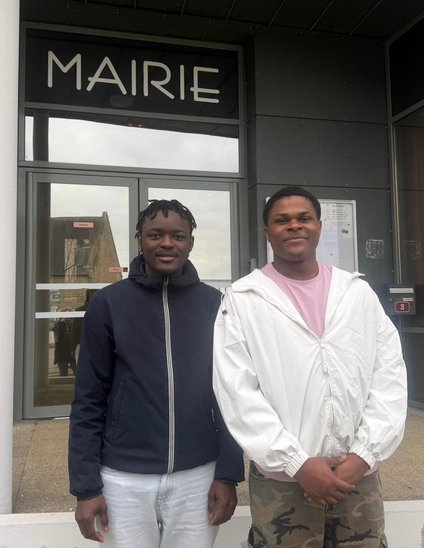 Deux étudiants étrangers devant la mairie de Marcey-les-Grèves (Crédit photo : Lycée NDLP - Avranches)