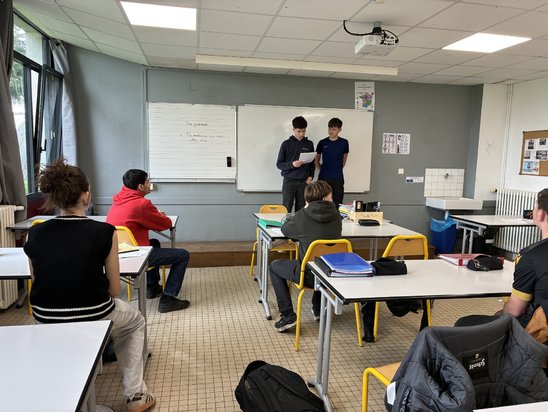 Milann et Tilio présentent leur projet devant leurs camarades attentifs (Crédit photo : EC)